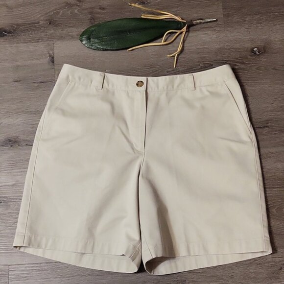 L.L. Bean Pants - NWT L.L. Bean Wrinkle Resistance Shorts 14